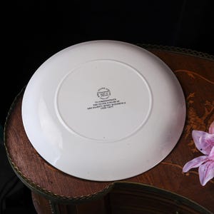 Plato antiguo Wedgwood del Jubileo de Plata de la Reina Isabel II: Guardias Reales y silueta azul, diseño de rosetón gótico, Inglaterra, 1977. imagen 8