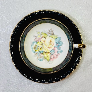 Ensemble vintage de tasses à thé et soucoupes en porcelaine tendre Aynsley - Noir et or avec intérieur floral rose, Floral Center signé J. A. Bailey, Angleterre des années 40