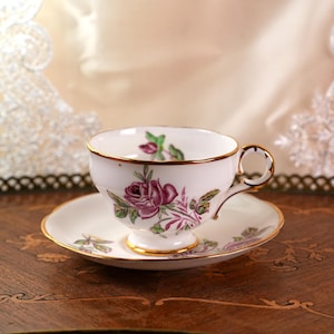 Taza de té y platillo vintage de porcelana Adderley, con motivo floral inglés de rosas moradas, pintadas a mano en dorado, coleccionable romántico de los años 50.
