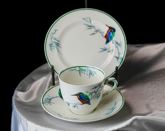 Conjunto antigo Royal Doulton Kingfisher Trio – Pássaro pintado à mão em bambu, RD 679032, xícara, pires e prato de sobremesa, porcelana fina, Inglaterra, década de 1920.