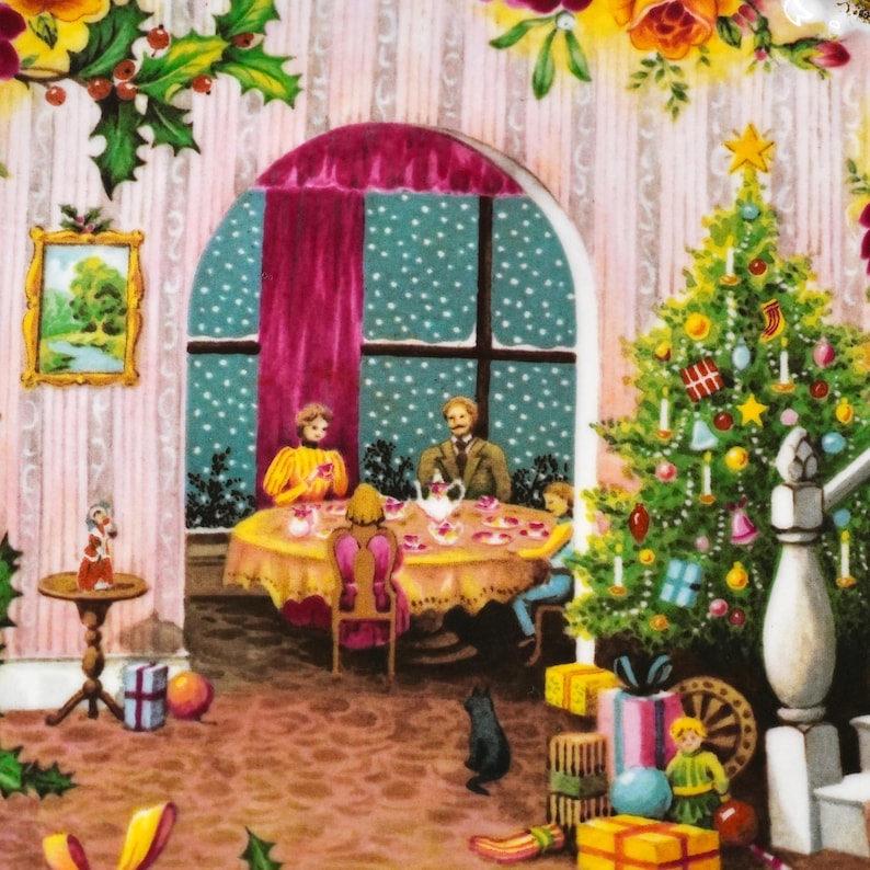 Pu&ograve; includere: Un'illustrazione natalizia vintage raffigura una famiglia riunita attorno a un tavolo per il t&egrave;, con un albero di Natale decorato e regali. La scena include una finestra con vista sulla neve, un gatto nero e un tavolino con una statuina.