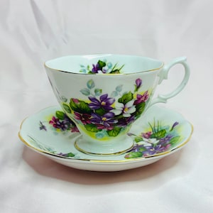 Royal Albert Bone China Teacup and Saucer Set – Purple Floral Pattern, 1970s Vintage, Mint Condition