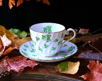 Vintage Aynsley Shamrock Teacup and Saucer Set – Green Clover Bone China with Gilt Trim and Swirl Design (England, 1950s)