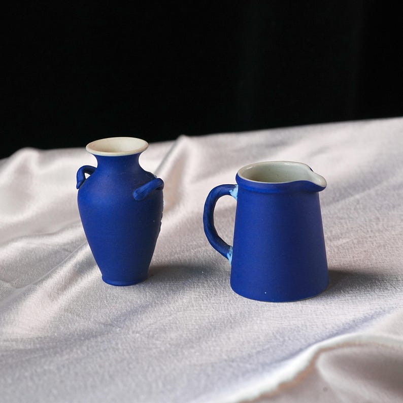 Antik Wedgwood mörkblå Jasperware Oxford par – University Crest Vase & City Cream Can, Souvenir, England 1910-talet bild 2