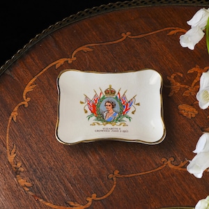 Bandeja para joyas vintage Royal Winton de la coronación de la reina Isabel II: retrato a color, banderas británica y roja, borde dorado, Inglaterra, 1953. imagen 1