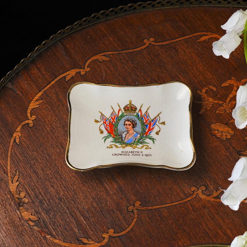Bandeja para joyas vintage Royal Winton de la coronación de la reina Isabel II: retrato a color, banderas británica y roja, borde dorado, Inglaterra, 1953. imagen 1