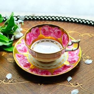 Filiżanka do herbaty i spodek z porcelany kostnej Royal Chelsea – wzór 4947A, różowe róże z grubym złotym złoceniem, wyprodukowano w Anglii w latach 50. XX wieku. Rzadki