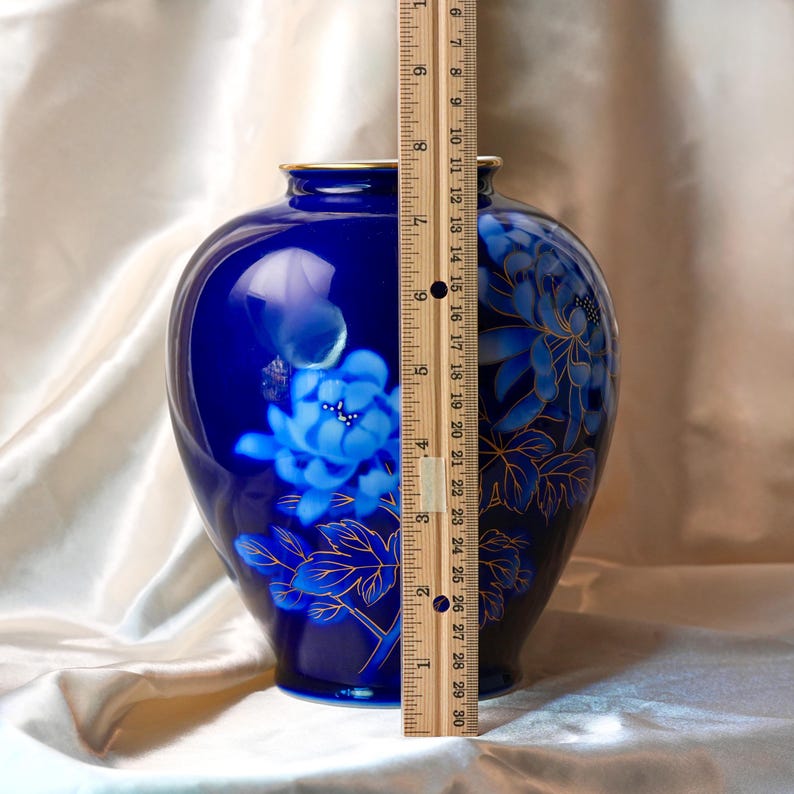 Vintage Fukagawa Cobalt Blue Porcelain Vase – Hand Painted Peony, Gold Outlines, Gilt Rim, Ruri Glaze, Arita Japan, 1950s–1970s image 9