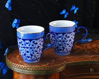 Juego de 2 tazas vintage de la compañía Bombay, color cobalto: arabescos blancos sobre fondo azul, banda con diseño de greca, borde dorado, porcelana estilo Iznik, Canadá, década de 1990.