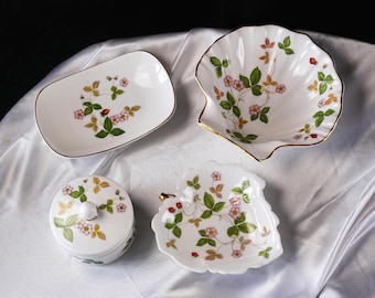 Vintage wilde aardbei Wedgwood – Snuisterijdoosje, dienblad, schelpschaal, bladschaal, apart of als set verkocht, Bone China, Engeland jaren 80