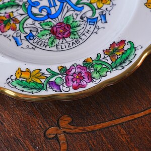 Plato antiguo de Hammersley conmemorativo de la coronación de la reina Isabel II: Cuatro flores nacionales, monograma EIIR y corona, porcelana fina, Inglaterra, 1953. imagen 3