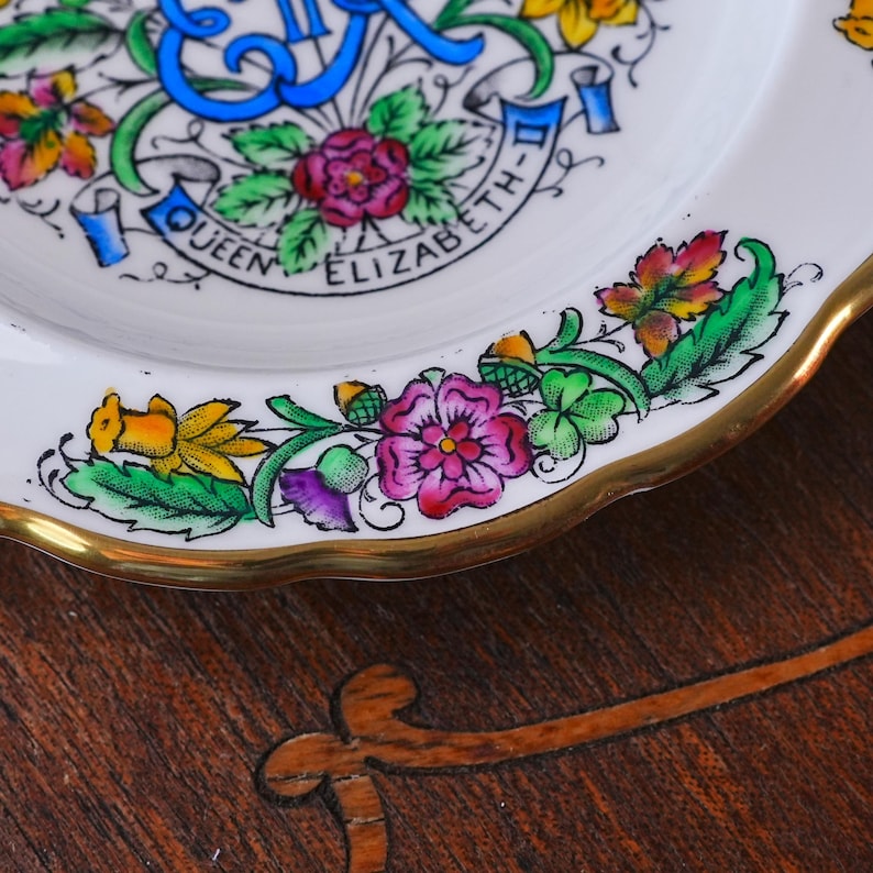 Plato antiguo de Hammersley conmemorativo de la coronación de la reina Isabel II: Cuatro flores nacionales, monograma EIIR y corona, porcelana fina, Inglaterra, 1953. imagen 3