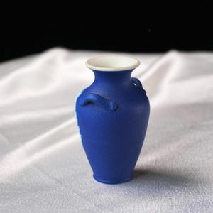 Antik Wedgwood mörkblå Jasperware Oxford par – University Crest Vase & City Cream Can, Souvenir, England 1910-talet bild 5