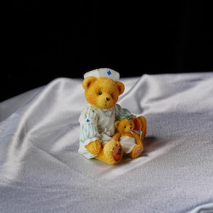Oso de peluche vintage Cherished Teddies “Laura - La amistad lo mejora todo”, figura de oso enfermera, 1996, diseño de Priscilla Hillman. Vínculo afectuoso. Amistad.
