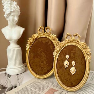 Cornice espositiva ovale per gioielli in stile rococò francese - Design con fiocco floreale dorato, organizer per orecchini e spille, morbido velluto floreale, elegante decorazione