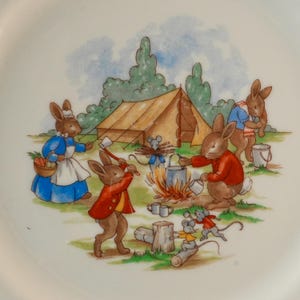 Vintage Royal Doulton Bunnykins bord met kampeertafereel – Tent, kampvuur, barbecue, rand met rennende konijnen, Engels porseleinen kinderservies uit de jaren 1960 afbeelding 2