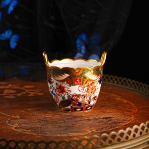 Vaso antico Imari Cache attribuito a Spode – Vaso decorato a mano con motivi giapponesi, doppi manici dorati, bordo smerlato, cobalto e oro, circa 1890.