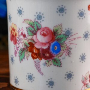Vintage George Jones Crescent kaffeburk och fat – Midsommarblommor, handtonade buketter, förgyllt rullhandtag, benporslin England 1930-tal bild 6