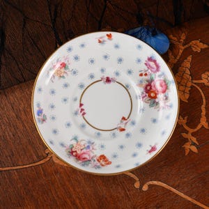 Vintage George Jones Crescent kaffeburk och fat – Midsommarblommor, handtonade buketter, förgyllt rullhandtag, benporslin England 1930-tal bild 8