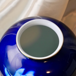 Vintage Fukagawa Cobalt Blue Porcelain Vase – Hand Painted Peony, Gold Outlines, Gilt Rim, Ruri Glaze, Arita Japan, 1950s–1970s image 4