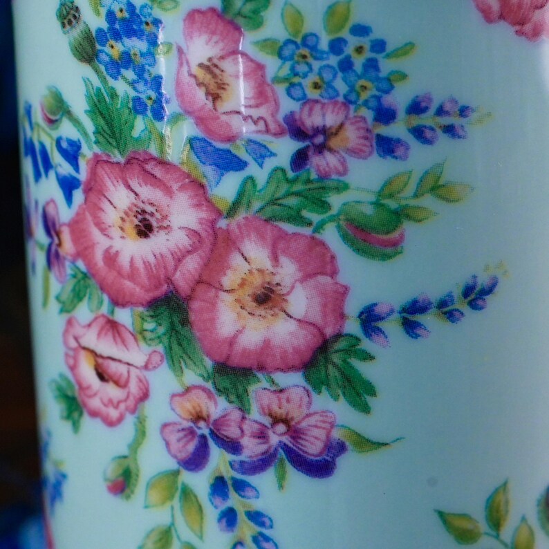 Vintage Royal Albert Anne mok – De Bronte collectie, mintgroene chintz met bloemenprint, roze klaprozen, geribbelde vorm, fijn porselein, Engeland, 2002 afbeelding 5