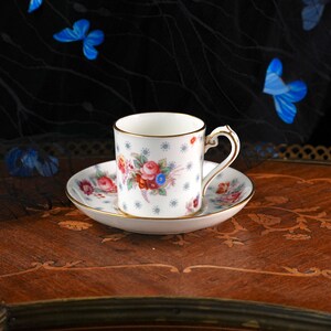 Vintage George Jones Crescent kaffeburk och fat – Midsommarblommor, handtonade buketter, förgyllt rullhandtag, benporslin England 1930-tal bild 1