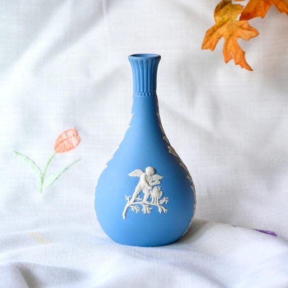 Wedgwood ブルー 陶器製花瓶 ウエッジウッド 青い陶器の浮彫り花瓶 高さ約