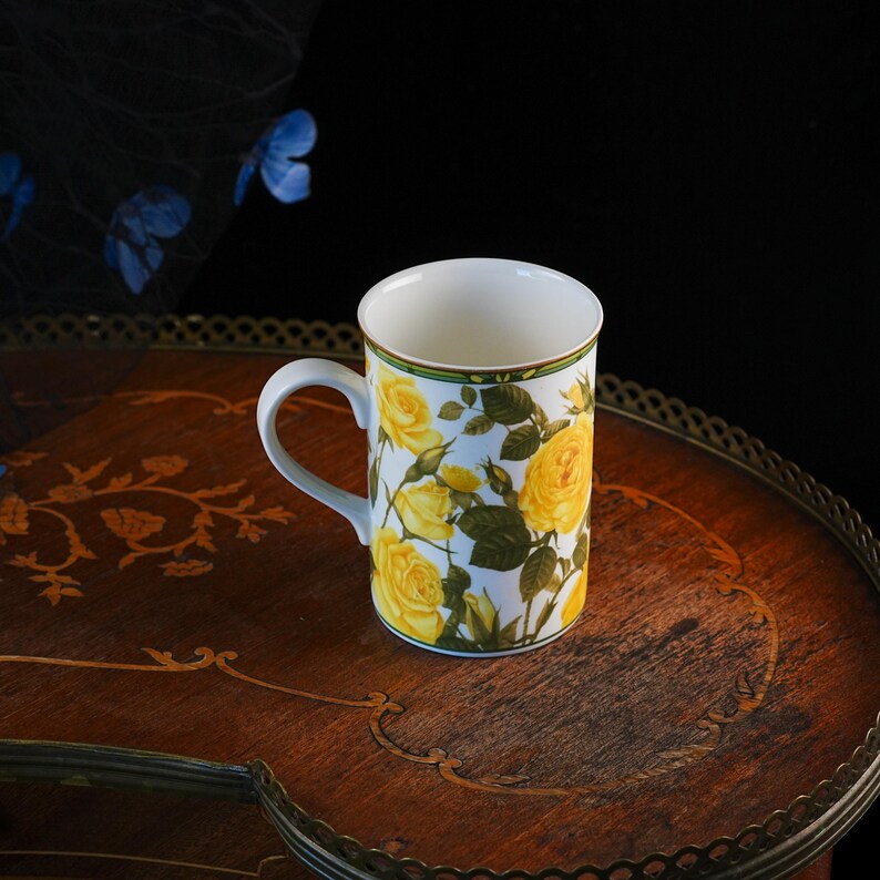 Mug vintage Royal Bone China à motif de roses jaunes – Série Collector, imprimé botanique de roses, bordure verte et dorée, forme élancée, Thaïlande, années 1990 image 2