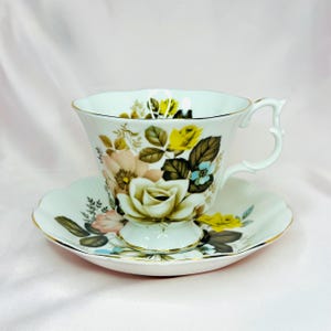 Vintage Royal Albert “Gainsborough” Teacup and Saucer Set – Bone China with Large Floral Pattern, 1970s