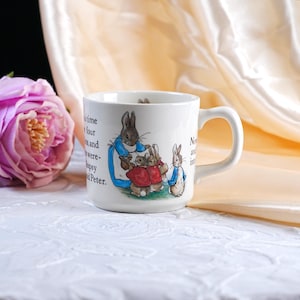 Taza infantil vintage de Wedgwood con diseño de Peter Rabbit – Ilustraciones originales de Beatrix Potter, Frederick Warne, Etruria & Barlaston, Inglaterra, década de 1970.