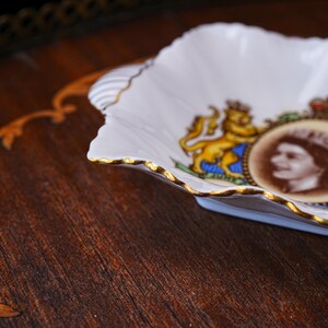 Vintage Shelley Bone China Queen Elizabeth II Coronation Dish – Sepia Portrait, Shell Handles, Lion & Unicorn, Gilt Trim, England 1953 image 4