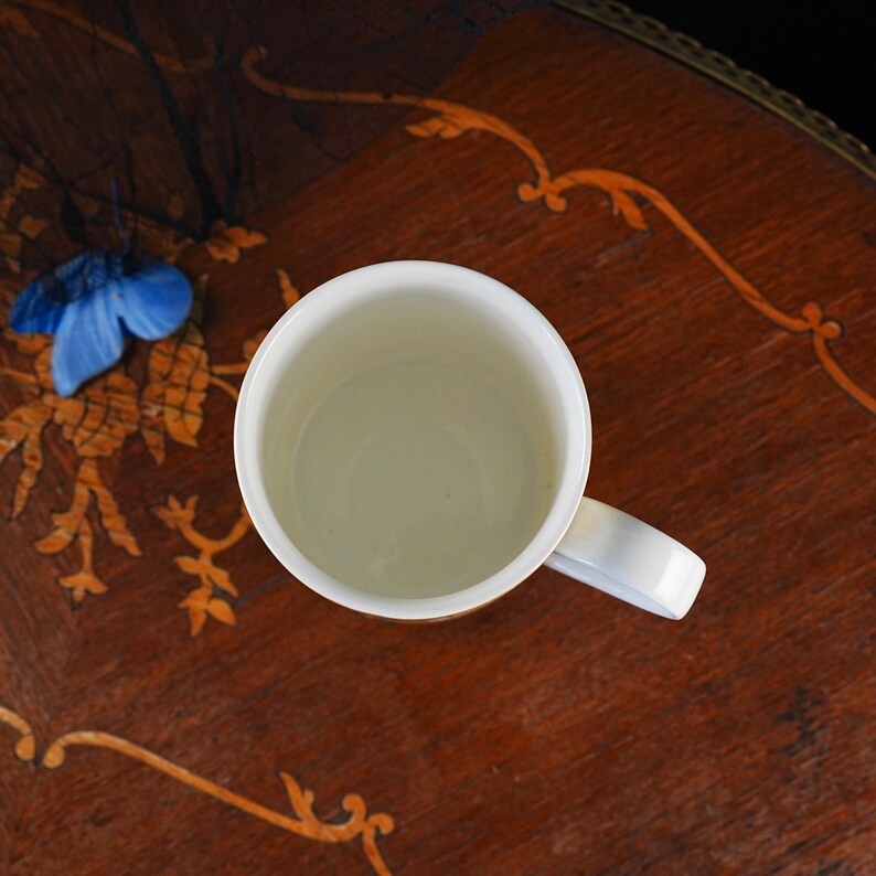 Mug vintage Royal Bone China à motif de roses jaunes – Série Collector, imprimé botanique de roses, bordure verte et dorée, forme élancée, Thaïlande, années 1990 image 3