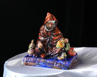 Vajilla vintage Royal Doulton "El Alfarero" HN1493 – Figura de monje encapuchado esculpiendo cerámica, diseño de Charles Noke, porcelana fina descatalogada, Inglaterra, década de 1960.