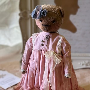 Oso de peluche vintage en miniatura hecho a mano con vestido rosa en caja de regalo, coleccionable, oso de recuerdo, estética de oso de peluche, regalo para amantes de los osos