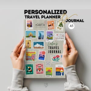 Può includere: Un diario di viaggio personalizzato con una copertina grigio chiaro. La copertina è decorata con colorati disegni di francobolli con monumenti di tutto il mondo. Il testo "PERSONALIZED TRAVEL PLANNER JOURNAL" è in alto. Formato A5.