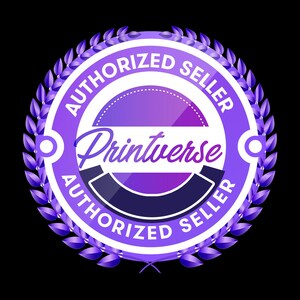 Op de afbeelding: Paarse en witte badge met een lauwerkransrand. De badge zegt "Geautoriseerde verkoper" en "Printverse" in witte tekst.
