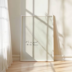 ¡Qué bien se siente estar en casa! Lámina decorativa para la entrada con frase inspiradora. Arte de pared minimalista. Lámina neutra. Láminas de bienvenida. Regalo ideal para inauguración de casa.