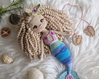 Muñeca de algodón tejida a crochet: juguete hecho a mano
