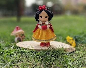 Muñeca Blancanieves de crochet: juguete hecho a mano en mezcla de algodón