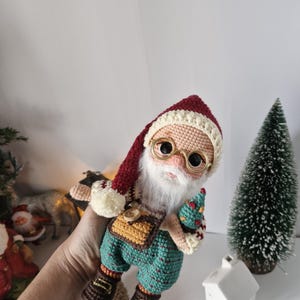 Jultomten Amigurumi Docka – Stor 27 cm Virkad Plysch – Rödblå Mjukisdjur