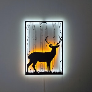 Arte murale in metallo a LED - Silhouette di cervo con scena di foresta - Decorazione murale illuminata in 3D - Decorazione rustica per la casa con illuminazione ambientale