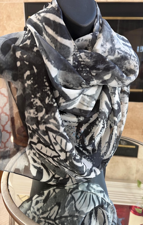 Black and white Scarf