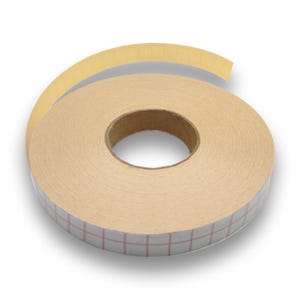 Könnte beinhalten: Eine Rolle doppelseitigen Klebebands mit einem beigefarbenen Papierkern und einem rot-weiß karierten Muster auf der Klebeseite. Ein Streifen des Klebebands wird abgezogen und gibt den Klebstoff frei.