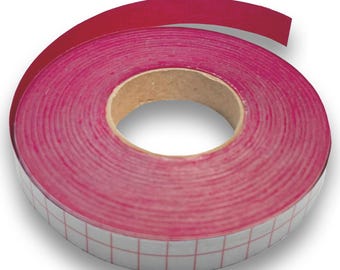 Könnte beinhalten: Eine Rolle rotes Klebeband mit einem weißen Gittermuster auf der Klebeseite. Das Band ist eng um einen Pappkern gewickelt, wobei ein Teil abgerollt ist und das Gitter zeigt. Das Band wird wahrscheinlich für Bastelarbeiten oder andere Projekte verwendet.