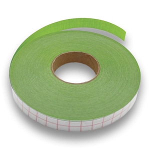 Op de afbeelding: Een rol groene schilderstape met een wit en rood rasterpatroon aan de zelfklevende kant. De tape is afgerold en onthult de binnenste kartonnen kern. De tape is ontworpen voor diverse knutsel- en doe-het-zelfprojecten.