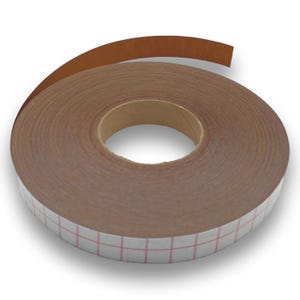 Könnte beinhalten: Eine Rolle brauner Holzfurnier-Kantenband mit einem weiß-roten Gittermuster am unteren Rand. Das Furnier ist aufgerollt und zeigt den inneren Pappkern. Die Oberkante des Furniers ist dunkelbraun.