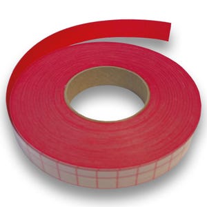 Könnte beinhalten: Eine Rolle leuchtend rotes Klebeband mit einem Gittermuster auf der Klebeseite. Das Band ist um einen Pappkern gewickelt. Das Band ist leicht abgerollt und zeigt das Gittermuster.