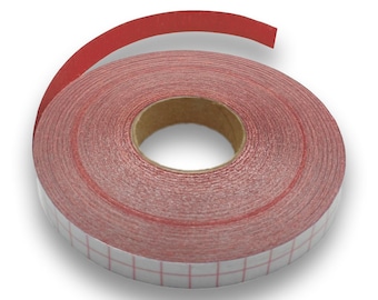 Könnte beinhalten: Rolle rotes Schleifband, abgewickelt, um die abrasive Seite zu zeigen. Das Band ist um einen Pappkern gewickelt. Die Rückseite ist weiß mit einem roten Gittermuster. Das Band wird zum Schleifen und Finishen verwendet.