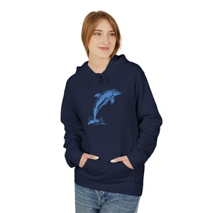 Sudadera con capucha azul acuarela con delfines y cola de ballena, gráfico marino oceánico, sudadera con capucha Ocean Spirit Whale, polar costero dibujado a mano