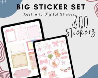Puede incluir: Un conjunto de pegatinas digitales con 800 pegatinas que presentan lindas ilustraciones rosas y blancas de conejos, lazos, corazones y flores. Las pegatinas se muestran en dos pantallas de tableta.
